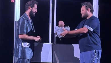 مشهد مسرحي من «مش للكل» يعكس صراع الإنسان مع النظام والذكاء الاصطناعي