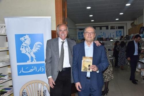 ابراهيم شحرور يوقع كتابه بِ جياب مفاتيح... الورق