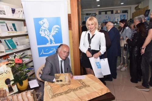 ابراهيم شحرور يوقع كتابه بِ جياب مفاتيح... الورق