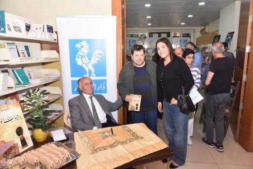 ابراهيم شحرور يوقع كتابه بِ جياب مفاتيح... الورق